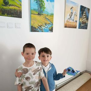 Zadowoleni chłopcy oglądają wystawę