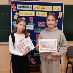 laureatki konkursu pozują na tle prac