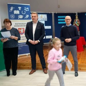 Jedna z wyróżnionych dziewczynek, trzyma w ręku dyplom i nagrodę.