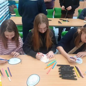 uczennice wykonują pisanki w trakcie warsztatów