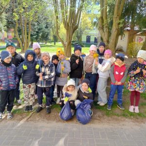 Po skończonej pracy dzieci zachwycają się przyrodą