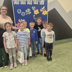 Szczęśliwi uczestnicy konkursu z klas 0 pokazują swoje nagrody