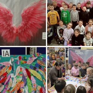 Collage różowe skrzydła, grupa dzieci na tle różowych skrzydeł, papierowe pióra z napisami.