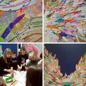 Collage - dzieci i nauczycielka przy stoliku, papierowe pióra z napisami, skrzydła z papierowych piór.