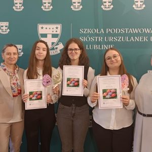laureatki pozują w towarzystwie dyrekcji Szkoły Podstawowej Sióstr Urszulanek Unii Rzymskiej