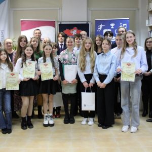 uczestnicy konkursu wraz z jurorami oraz pracownikami Powiatowej Biblioteki Publicznej.