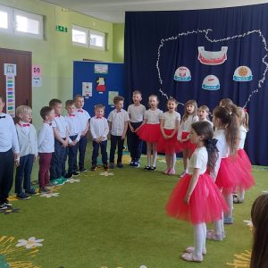 dzieci podczas występu, w tle dekoracja