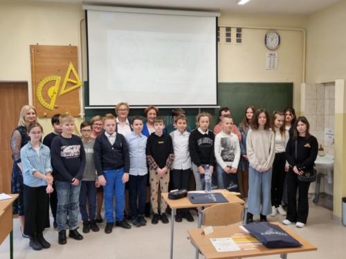 07 wszyscy uczestnicy konkursu; sala lekcyjna przy tablicy szkolnej